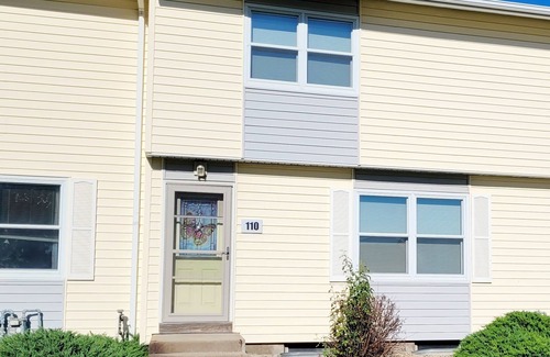 Pierre House | Charming 3-bedroom townhome with WiFi and AC in Pierre