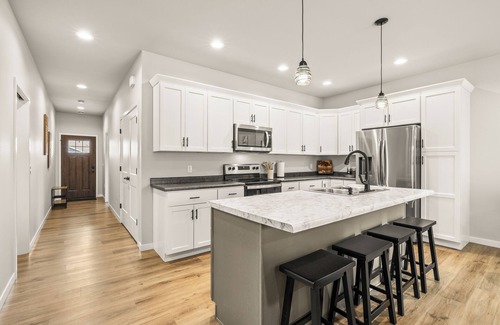 Plover House | Charming 3-bedroom townhome with a backyard, WiFi and AC in delightful Plover WI