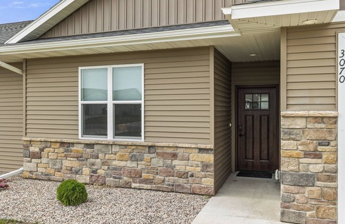 Plover House | Charming 3-bedroom townhome with a backyard, WiFi and AC in delightful Plover WI
