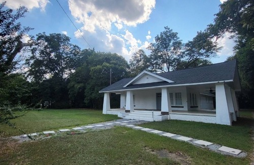Macon House | Charming 3-bedroom -Two bathrooms -15 minutes from Robins AFB