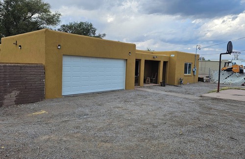 South Valley House | Charming 3-bedroom house in fabulous Albuquerque with WiFi, AC