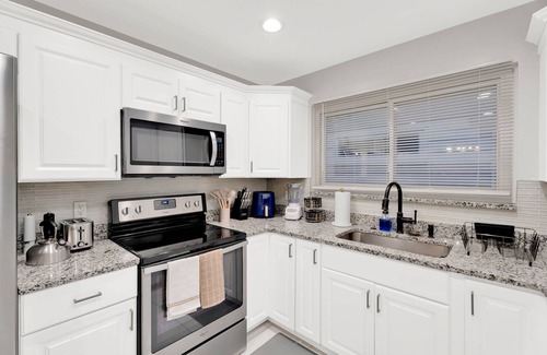 Auburn Hills House | Charming 3-bedroom house with WiFi, AC in enchanting Auburn Hills