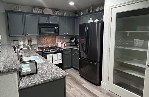Greenacres House | Charming 3-bedroom house in lovely Bakersfield with AC, WiFi