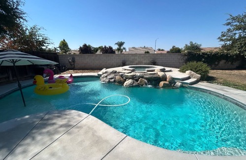 Greenacres House | Charming 3-bedroom house in lovely Bakersfield with AC, WiFi
