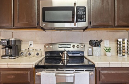 Pumpkin Center House | Charming 3-bedroom house with office, sparkling pool, full kitchen-Bakersfield