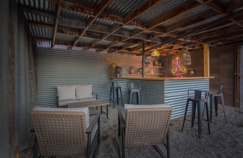 Greenacres House | Charming 3-bedroom house with Pool, hot tub and Tiki bar in Bakersfield