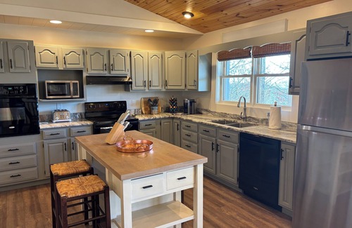 Blowing Rock Cottage | Charming 3-bedroom cottage in peaceful Blowing Rock with stunning views.
