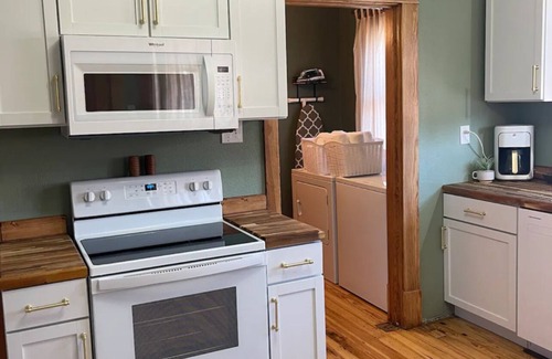 Bonne Terre House | Charming 3-bedroom bungalow just a walk away from all the locals favorites!