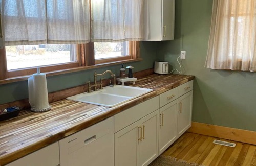 Bonne Terre House | Charming 3-bedroom bungalow just a walk away from all the locals favorites!