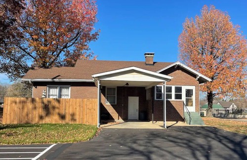 Bonne Terre House | Charming 3-bedroom bungalow just a walk away from all the locals favorites!