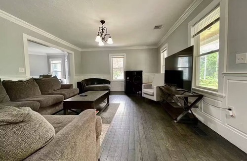 Bridgewater House | Charming 3-bedroom house in Bridgewater with AC