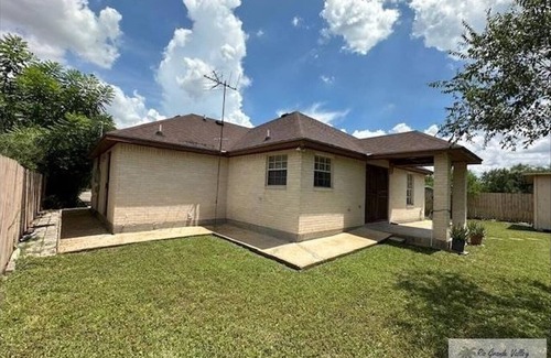 Brownsville House | Charming 3-bedroom house on over half acre lot