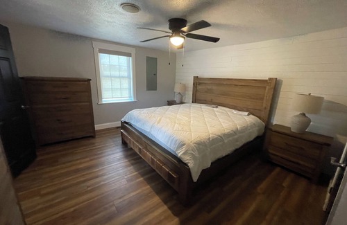 Brownsville Other | Charming 3-bedroom farmhouse in Brownsville with AC and WI-FI