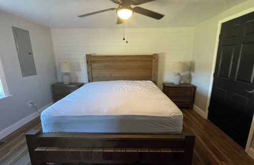 Brownsville Other | Charming 3-bedroom farmhouse in Brownsville with AC and WI-FI
