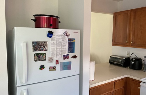 Burtonsville House | Charming 3-bedroom townhome with WiFi, AC in tranquil Burtonsville