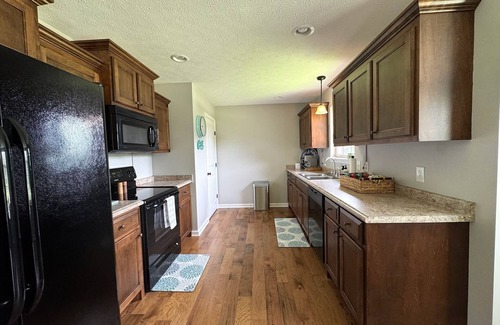 Cross Plains House | Charming 3-bedroom house in quaint Cross Plains. A peaceful retreat for friends.