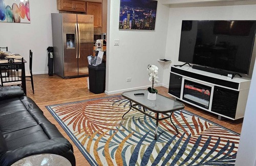 Des Plaines House | Charming 3-bedroom townhome in Pleasant Des Plaines with AC, WiFi
