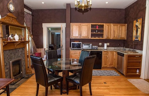 East Dubuque Cabin | Charming 3-bedroom lodge with AC and WiFi in East Dubuque