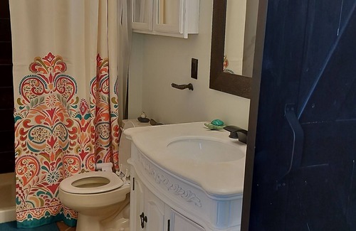 Dupont House | Charming 3-bedroom house in Fort Lupton with WiFi and AC