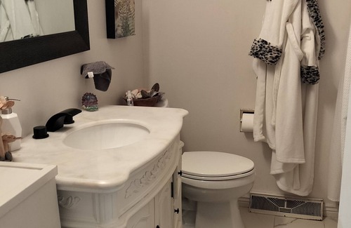 Dupont House | Charming 3-bedroom house in Fort Lupton with WiFi and AC