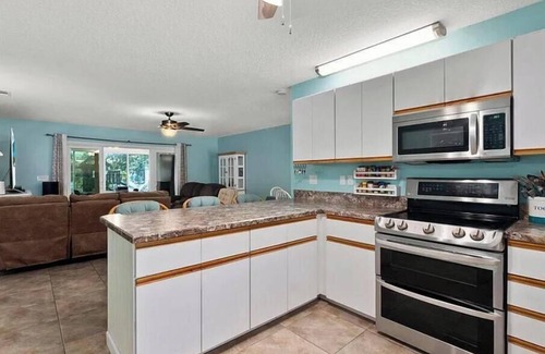 Lakewood Park House | Charming 3-bedroom house/lake, huge backyard, WiFi, fishing, 10 mins from beach
