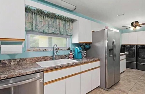 Lakewood Park House | Charming 3-bedroom house/lake, huge backyard, WiFi, fishing, 10 mins from beach