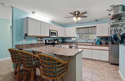 Lakewood Park House | Charming 3-bedroom house/lake, huge backyard, WiFi, fishing, 10 mins from beach