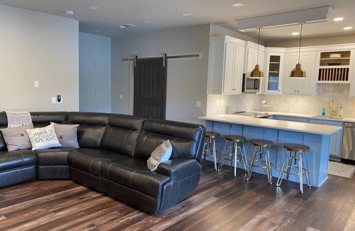 Gainesville Cottage | Charming 3-bedroom Lake Cottage with Private Dock & Pet Friendly.