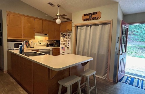 Gainesville Cabin | Charming 3-bedroom family cabin on the lake with dock, screened porch, & wi-fi!n