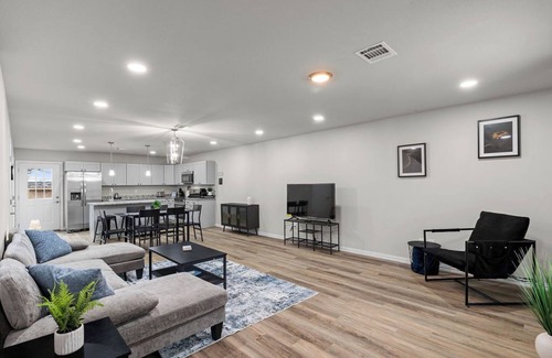 Haltom City House | Charming 3-bedroom house in Haltom City with WiFi and AC.
