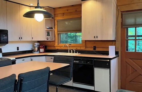 Indian Lake Cabin | Charming 3-bedroom cabin with AC and WiFi in serene Indian Lake