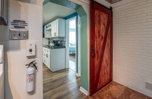 Claycomo House | Charming 3-bedroom/2 Bath Ranch Style Home minutes to everything in Kansas City