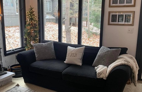 White Haven Ski Chalet | Charming 3-bedroom chalet with Loft. Classic skin-in/out, Jack Frost Golf Resort