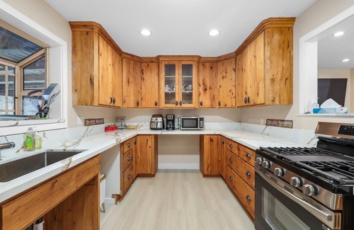 Lake Hughes House | Charming 3-bedroom house with WiFi, AC in lovely Lake Hughes