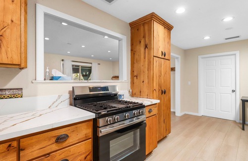 Lake Hughes House | Charming 3-bedroom house with WiFi, AC in lovely Lake Hughes