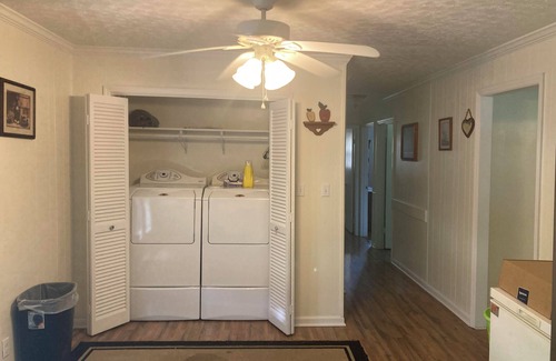 Madisonville House | Charming 3-bedroom house with AC and WiFi in Madisonville