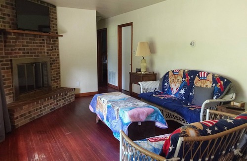 Martinsville House | Charming 3-bedroom house in welcoming Martinsville with AC