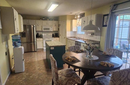 McLeansville House | Charming 3-bedroom house in delightful McLeansville with AC, WiFi