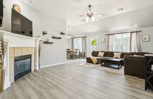 Midwest City House | Charming 3-bedroom house with WiFi and AC in Midwest City