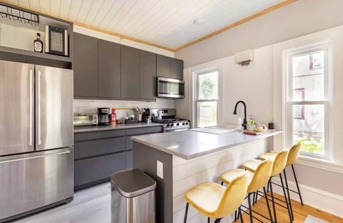 Corcoran House | Charming 3-bedroom house with AC, Sauna, and WiFi in Minneapolis