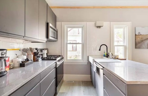 Corcoran House | Charming 3-bedroom house with AC, Sauna, and WiFi in Minneapolis