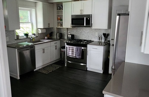 South Side House | Charming 3-bedroom house with WiFi free parking