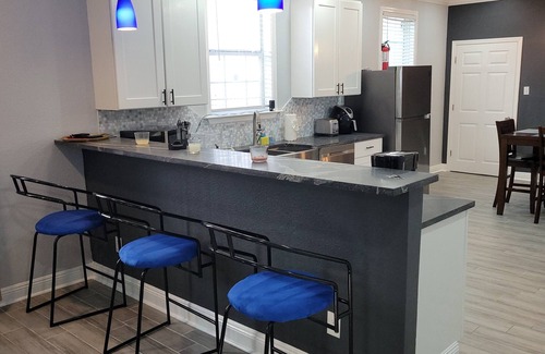 Milan House | Charming 3-bedroom private oasis 3 blocks from the main parade route