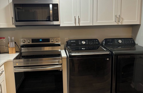 Newport News House | Charming 3-bedroom house with WiFi. Centrally located near Hampton Coliseum.