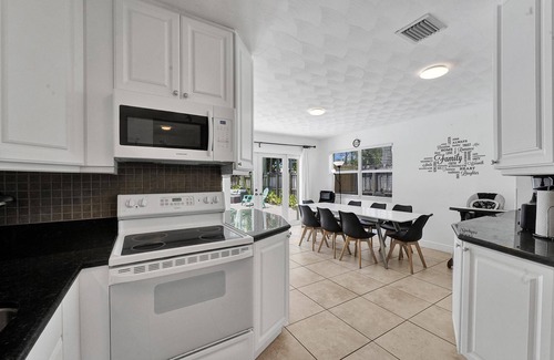 North Andrews Gardens House | Charming 3 bedrooms house with heated pool & Grill