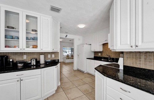 North Andrews Gardens House | Charming 3 bedrooms house with heated pool & Grill