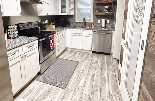 Russellville House | Charming 3-bedroom house with AC and WiFi in Russellville!