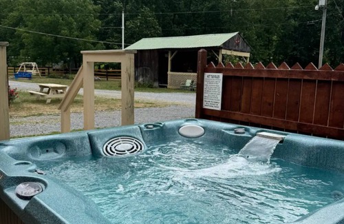Seneca Rocks Cabin | Charming 3-bedroom 5 bed hottub cabin WiFi in scenic Seneca Rocks West Virginia
