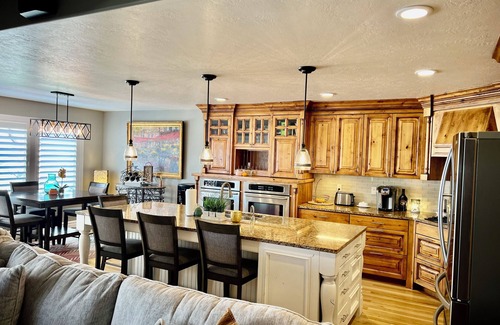 South Ogden House | Charming 3-bedroom house! 15 mins to Ski resorts or trails for hiking.