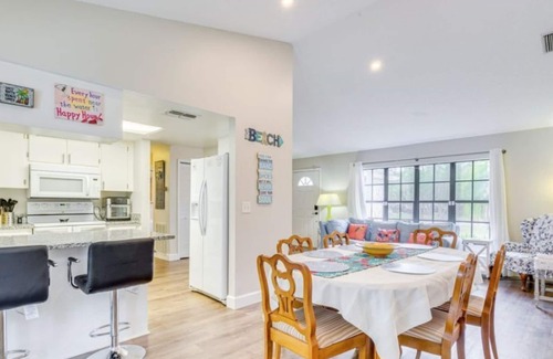 Berkeley Manor House | Charming 3-bedroom house in Spring Hill with WiFi, AC